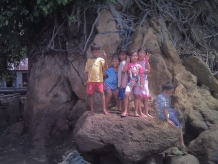 Keceriahan Anak-anak Bermain di Pantai