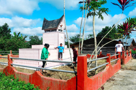 MEMBERSIHKAN MAKAM