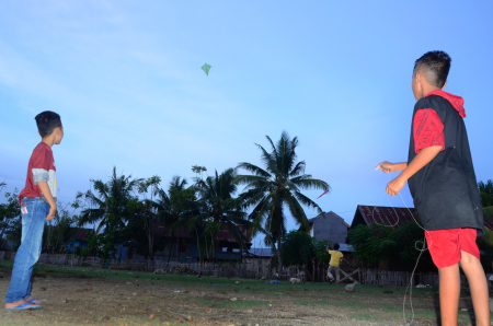 Bermain Layang-Layang