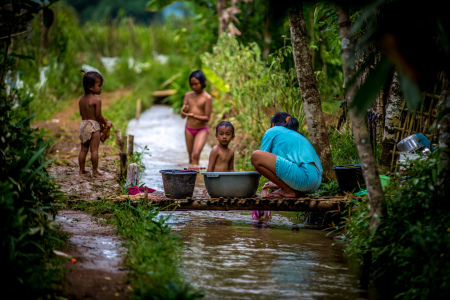 mandi di sungai