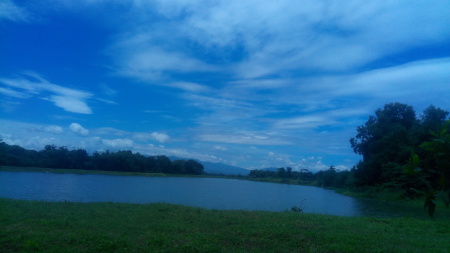 Awan cerah ditepi danau