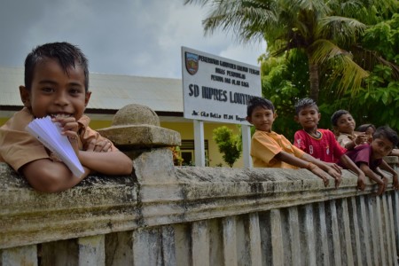 Di Atas Pagar Tembok Sekolah