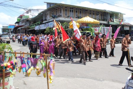 beharak (ngarak atau arak arakan Penganten)