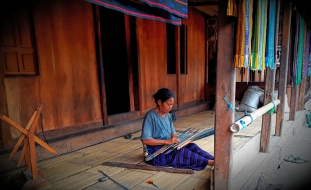 Tenun Tradisional Kampung Adat Bena