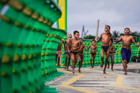 KEBAHAGIAAN ANAK KAMPUNG BETING TEPIAN SUNGAI KAPUAS