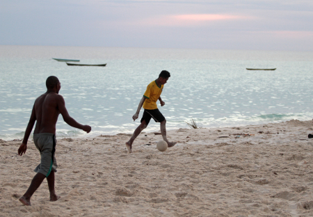 Bermain Bola di Pantai Pulau Kei