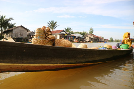 pedagang di pasar terapung lok baintan