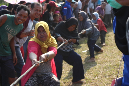 Semangat juang ibu dalam lomba tarik tambang