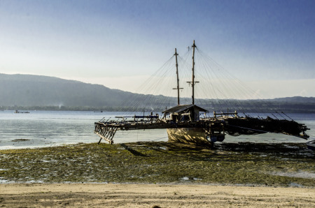 Kapal nelayan yang menunggu musim teduh