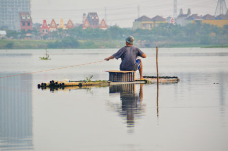 Menarik jaring ikan