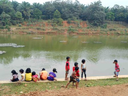 Anak kecil bermain di sungai