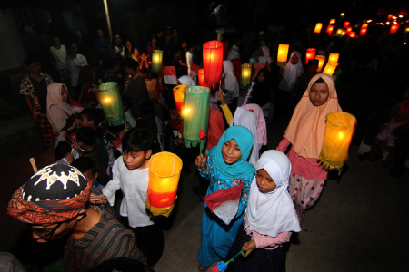 Pawai obor keliling kampung