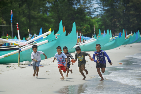 keceriaan anak-anak tanjung kelayang