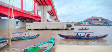 Aktivitas di Bawah Ampera