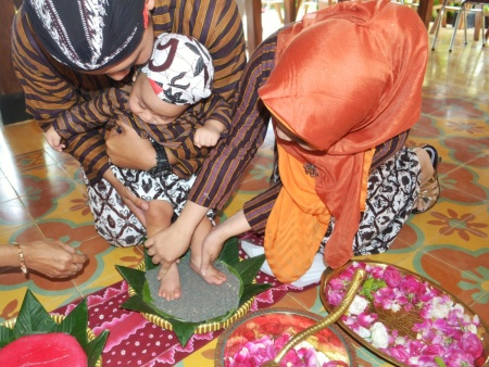 Jagoan kecil ini terlelap saat acara tedak siten