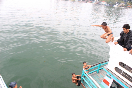 Aksi Anak Danau Toba Melompat dari Atas Kapal Penumpang