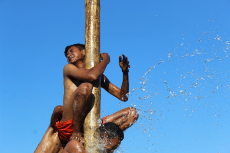 Panjat pinang memperingati HUT RI 2018