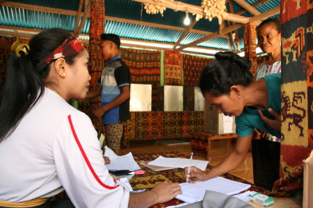 TPS Dengan Balutan Tenun Ikat Sumba Timur