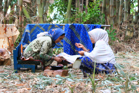 Belajar membuat batik dari kaka