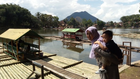 Perjuangan Ibu Kerumah Adat Kampung Pulo