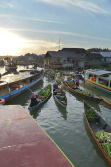 suasana pasar terapung Lok Baintan