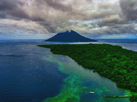 Tampak atas sebagian pulau Bunaken