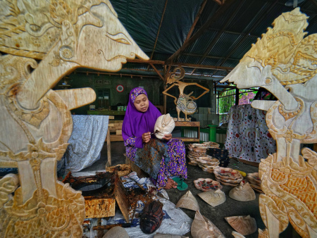 Pengrajin Batik Lukis Kayu