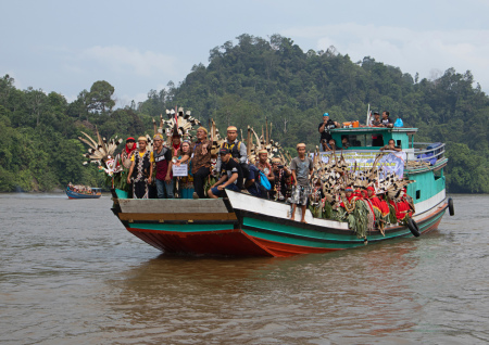 Perahu Penari Topeng Hudoq