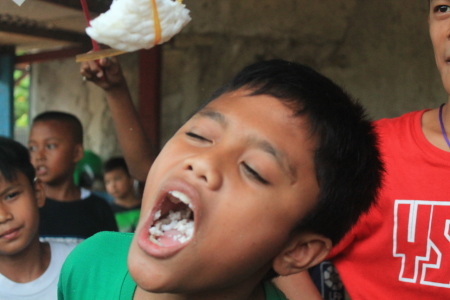 Lomba Makan Kerupuk