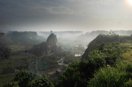 MENIKMATI PANORAMA BUKIT TERKURUNG