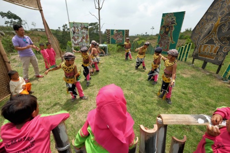 Pentas anak-anak Desa Senet