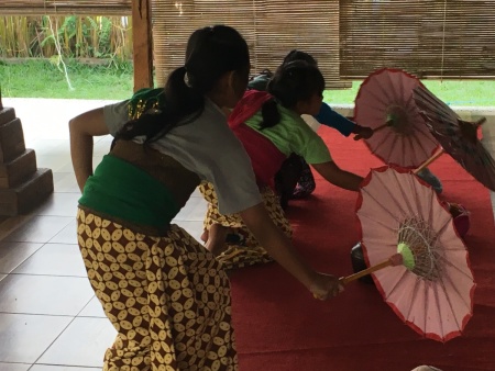 Belajar menarikan Tari bondan