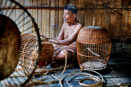 Kakek Pembuat Sangkar Burung