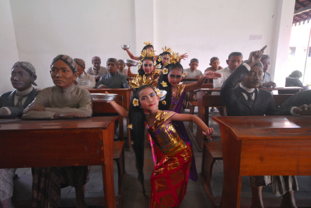 Menari diantara patung