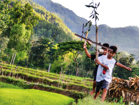 Keceriaan anak desa bermain kincir angin