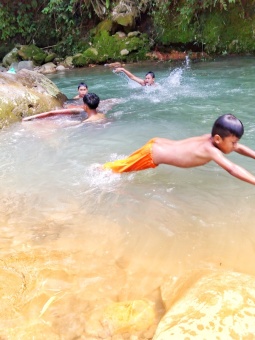 Mencuci dan bermain di sungai