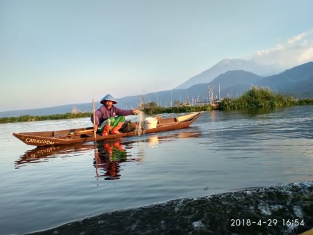 Senja di waduk rawa pening