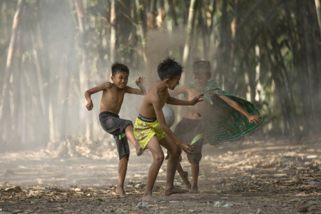 Bermain Bola Plastik