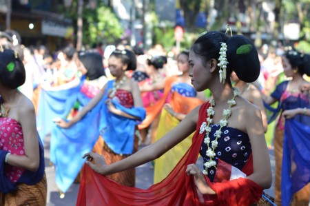 Solo Menari dengan 5000 penari Gambyong