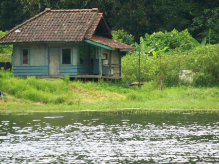 Saung di tepi danau