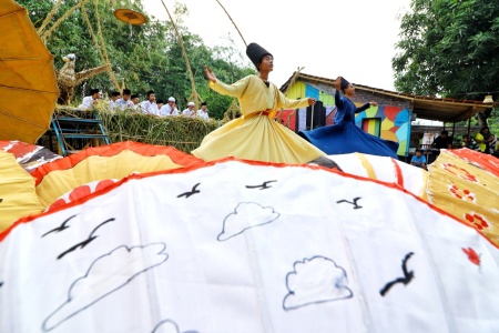 Pesona Budaya Kampung Ragam Warna