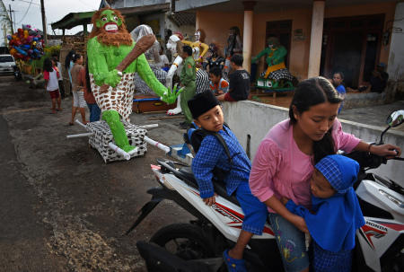 Mengenalkan Saudaranya