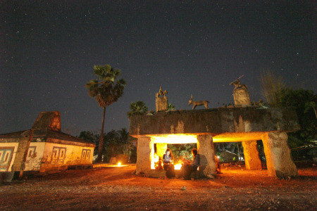 Mohon Doa Restu di Makam Raja