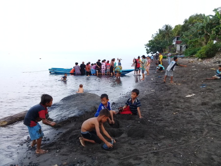 BERMAIN DITEPI PANTAI