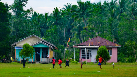 Anak pesisir bermain bola