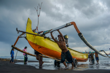 Gotong royong memikul perahu