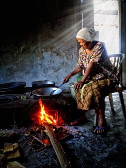 Seorang nenek memasak di pawon