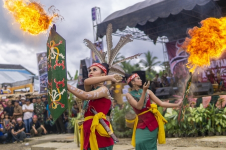 Tarian Mandau Api di Festival Pesona Dayak Meratus