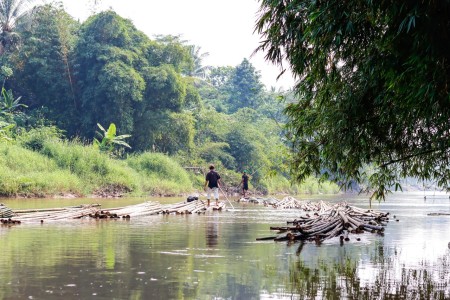 rakit dari bambu.