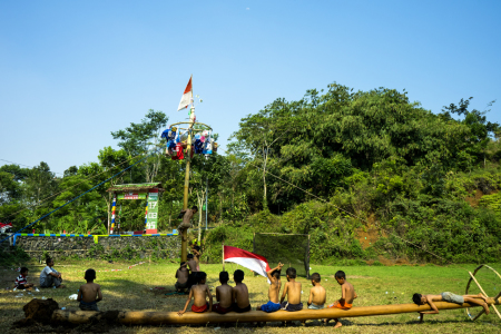 Semangat Kerjasama Anak-anak Kampung Ciharashas Bogor